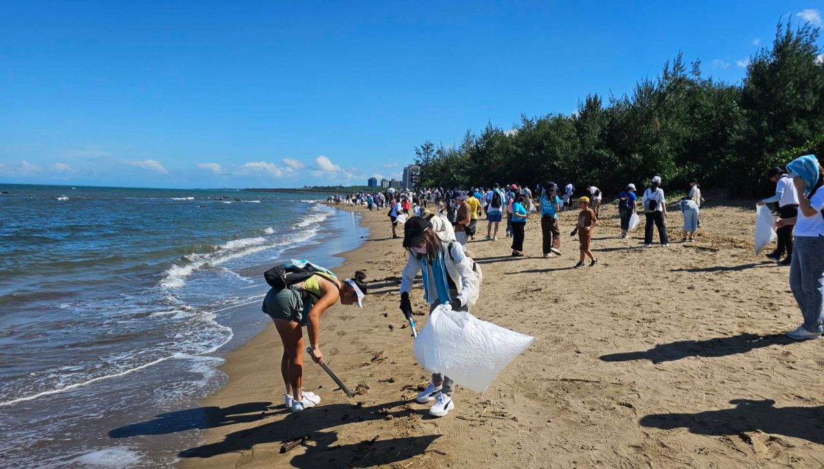 Joining forces with more than 800 people, “I participated in cleaning up a beach in Tamsui, a tourist location in New Taipei”, says Kaylin. The event was hosted by Pegatron Corporation, a Taiwanese electronic company. 